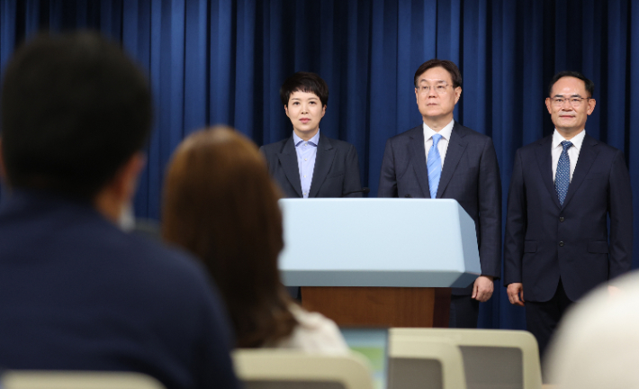 김은혜 신임 홍보수석(왼쪽부터), 이관섭 정책기획수석, 임종득 국가안보실 2차장이 21일 서울 용산 대통령실 청사에서 열린 김대기 비서실장 인적쇄신 브리핑에 참석하고 있다.  연합뉴스