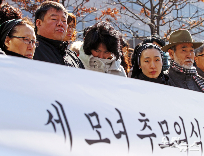  2014년 '송파 세모녀 자살사건 관련 추모의식 및 기자회견'에서 한국기독교협의회 정의평화위원회 등 참석자들이 세모녀를 추모하고 있다. 윤성호 기자