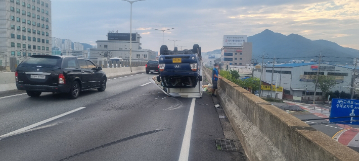 23일 오전 부산 동서고가로 1t 화물차 전복 사고 현장. 부산경찰청 제공