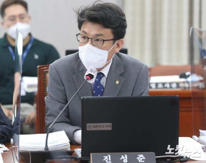 국회 운영위, 인사말하는 진성준 야당 간사 - 노컷뉴스