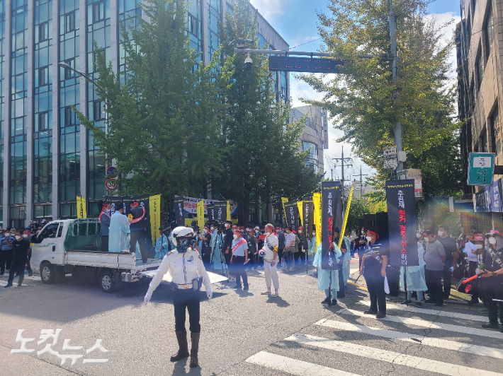 밀양박씨 규정공파 대종회 회원 1천여 명은 23일 오전 10시 고양시청 앞에서 추원재 철거를 반대하는 대규모 항의 집회를 열었다. 고무성 기자