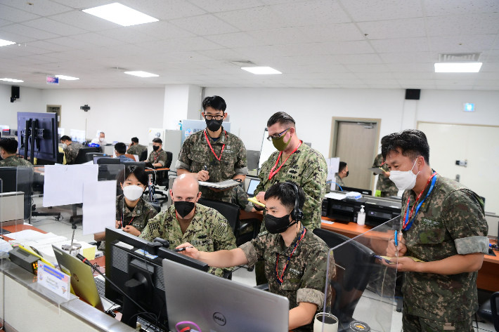 23일 부산 해군작전사령부에서 연합훈련에 참가한 한미 해군 장병들이 토의하고 있는 모습. 해군 제공