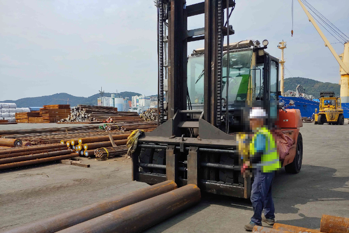 23일 오전 10시 20분쯤 부산 사하구 감천동 감천중앙부두 내에서 50대 남성 A씨가 하역 작업 중이던 지게차에 치여 숨졌다. 부산경찰청 제공