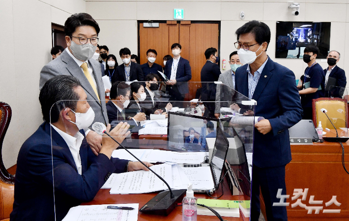 18일 서울 여의도 국회에서 열린 과학기술정보방송통신위원회 전체회의에서 권성동(왼쪽) 국민의힘 원내대표와 김영식 국민의힘 의원 등이 회의장을 나서며 정청래 위원장에게 항의하고 있다. 윤창원 기자