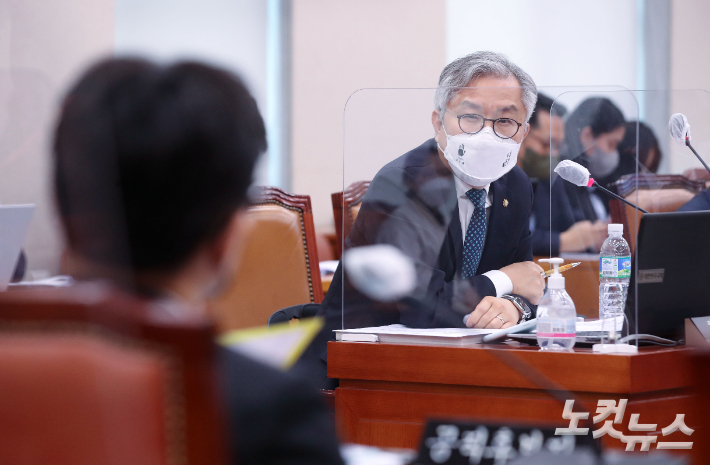 최강욱 더불어민주당 의원이 지난 한동훈 법무부장관 후보자 인사청문회에서 질의하고 있다. 윤창원 기자