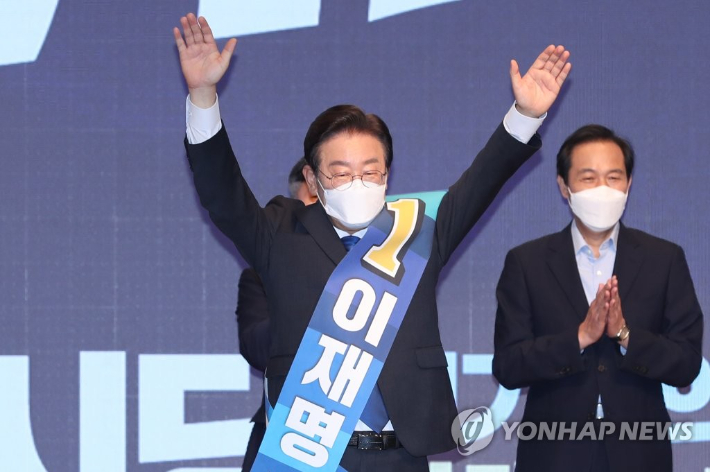 (광주=연합뉴스) 정회성 기자 = 21일 오후 광주 김대중컨벤션센터에서 열린 더불어민주당 당 대표 및 최고위원 후보자 광주 합동연설회에서 이재명 당 대표 후보가 양팔을 치켜들며 인사하고 있다. 2022.8.21 hs@yna.co.kr 연합뉴스