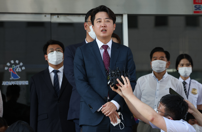 국민의힘 이준석 전 대표가 17일 오후 서울남부지법에서 당 비상대책위원회 효력을 정지해달라며 낸 가처분 신청 사건의 심문을 마친 뒤 취재진의 질문을 받고 있다. 국회사진취재단