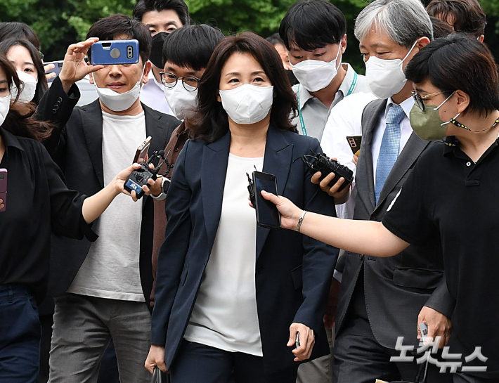 더불어민주당 당 대표에 도전 중인 이재명 의원의 배우자인 김혜경 씨가 '법인카드 유용 의혹' 사건 조사를 받기 위해 23일 경기도 수원시 경기남부경찰청에 출석하고 있다. 류영주 기자