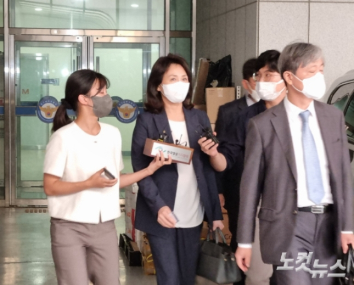 23일 오후 7시쯤 더불어민주당 이재명 의원의 배우자 김혜경 씨가 경찰 조사를 마치고 나왔다. 정성욱 기자