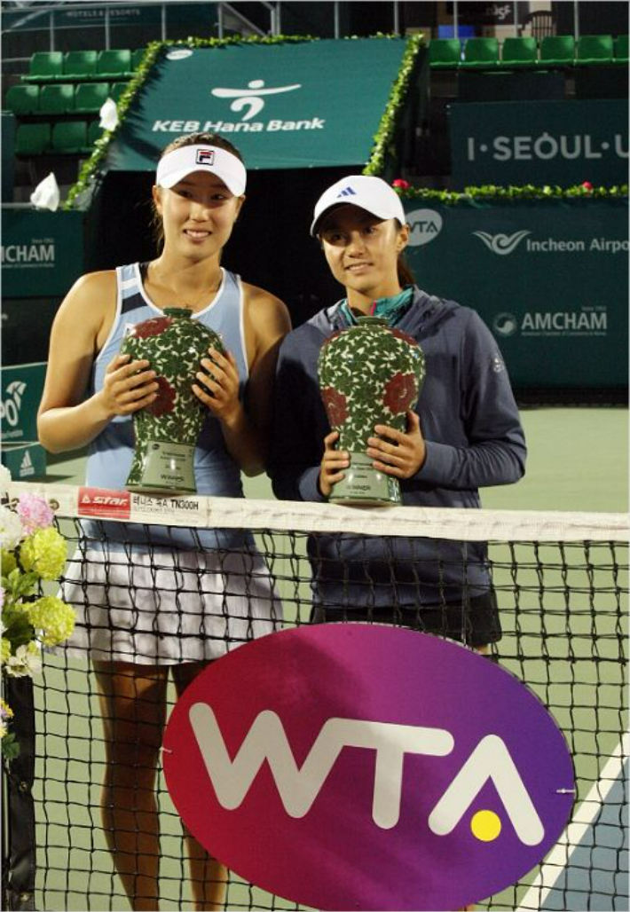 2018년 여자프로테니스(WTA) 투어 코리아오픈에서 복식 우승을 차지한 최지희(왼쪽)-한나래. 코리아오픈 조직위원회