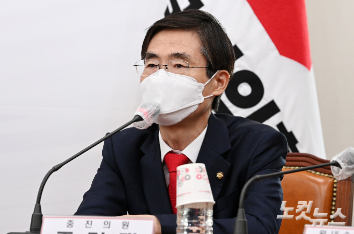 국민의힘 조경태 의원이 21일 오후 서울 여의도 국회에서 열린 더불어민주당의 '검수완박' 법안 강행처리 저지를 위한 당 대표-중진의원 긴급 연석회의에서 발언을 하고 있다. 윤창원 기자