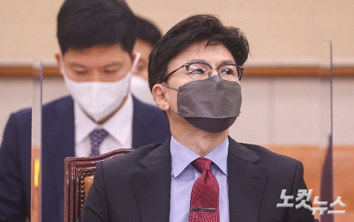 한동훈 법무부 장관이 22일 서울 여의도 국회에서 열린 법제사법위원회 전체회의에서 생각에 잠겨 있다. 윤창원 기자