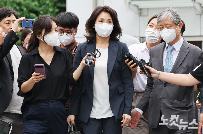 더불어민주당 이재명 의원 배우자 김혜경 씨가 '법인카드 유용 의혹' 관련 조사를 받기 위해 23일 오후 경기도 수원시 경기남부경찰청으로 출석하고 있다. 류영주 기자