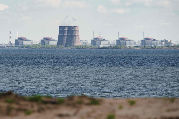 자포리자 원자력발전소 단지를 지난 4월 27일(현지시간) 드니프로강 건너 인근 도시 니코폴에서 바라본 모습. 연합뉴스