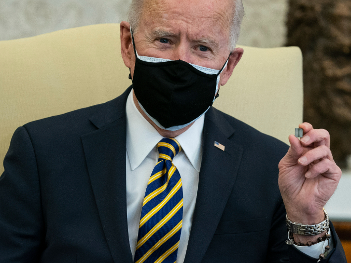 지난해 2월 손톱만한 반도체 칩을 들고 반도체 공급망 재편 의지를 밝힌 조 바이든 미국 대통령. 연합뉴스