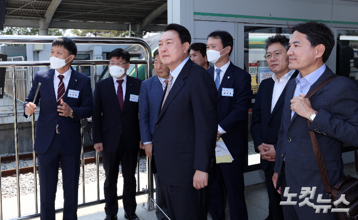 당선 직후 강원 춘천역을 방문해 철도 인프라 구축 현장을 점검한 윤석열 대통령. 현장에서 GTX-B 노선 춘천 연장과 춘천과 속초를 잇는 동서고속화철도의 조기 완공 등 대선 주요 공약의 이행을 약속하고 현장을 점검했다. 박종민 기자