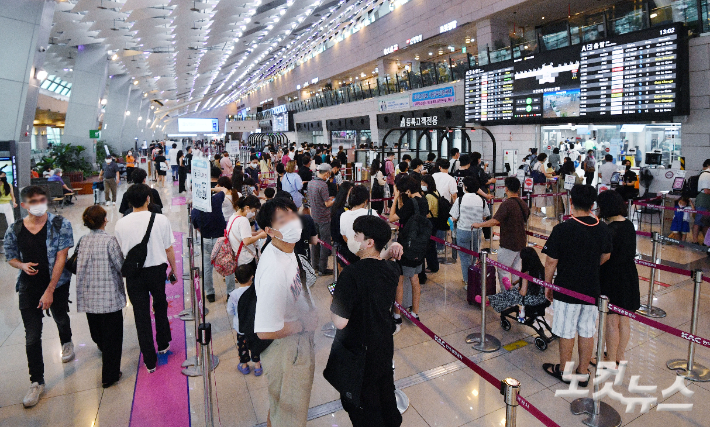 김포국제공항이 여행객들로 북적이고 있다. 류영주 기자