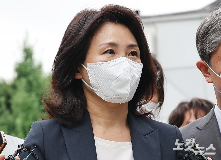 더불어민주당 이재명 의원 배우자 김혜경 씨가 '법인카드 유용 의혹' 관련 조사를 받기 위해 지난 23일 경기도 수원시 경기남부경찰청으로 출석하는 모습. 류영주 기자