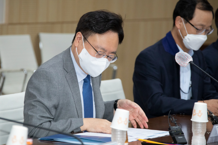 보건복지부 조규홍 1차관이 24일 오전 정부세종청사에서 열린 '복지 사각지대 발굴 관련 전문가 간담회'에 참석해 자료를 살펴보고 있다. 복지부 제공 
