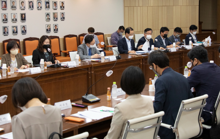 보건복지부는 24일 '수원 세 모녀' 사건과 관련해 복지 사각지대 발굴에 대한 전문가 간담회를 개최했다. 복지부 제공 