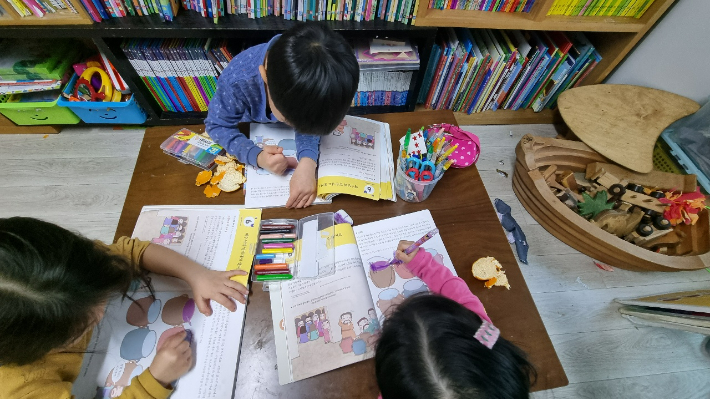 하늘빛광성교회는 신앙교육을 가정에서도 할 수 있도록 묵상큐티 등 다양한 프로그램을 진행하고 있다.