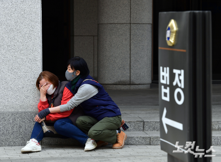 감금과 강제노역, 암매장 등을 자행한 고(故) 박인근 전 형제복지원 원장의 무죄 판결을 취소해달라며 검찰이 제기한 비상상고가 기각된 가운데 지난 3월 11일 오전 형제복지원 피해자들이 대법원 대법정 앞에서 울분을 토하고 있다. 황진환 기자