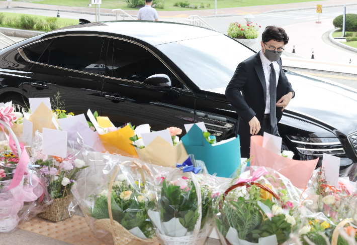 취임 100일 축하 화환 살펴보는 한동훈 법무장관 (연합뉴스)