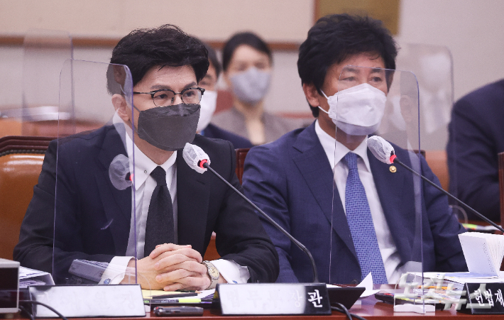 한동훈 법무부 장관이 24일 서울 여의도 국회에서 열린 법제사법위원회 전체회의에서 의원 질의에 답변하고 있다. 윤창원 기자