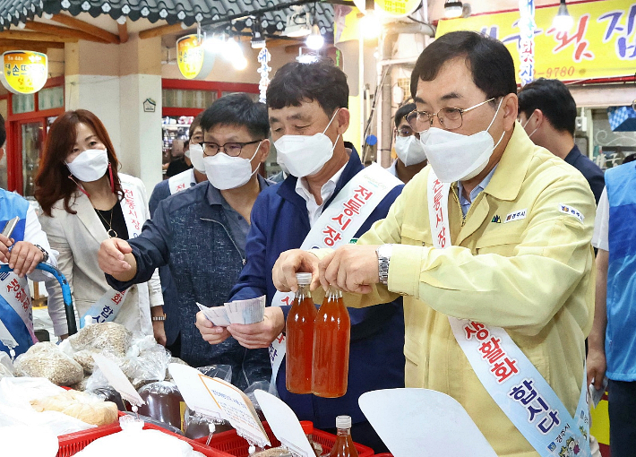 주낙영 경주시장이 지난해 추석을 앞두고 중앙시장을 찾아 추석장을 직접 보고 있다. 경주시 제공