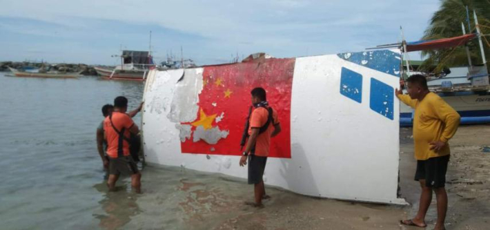 필리핀 어부들이 발견한 중국 창정 5B호 로켓 잔해. 필리핀 연안경비대 제공
