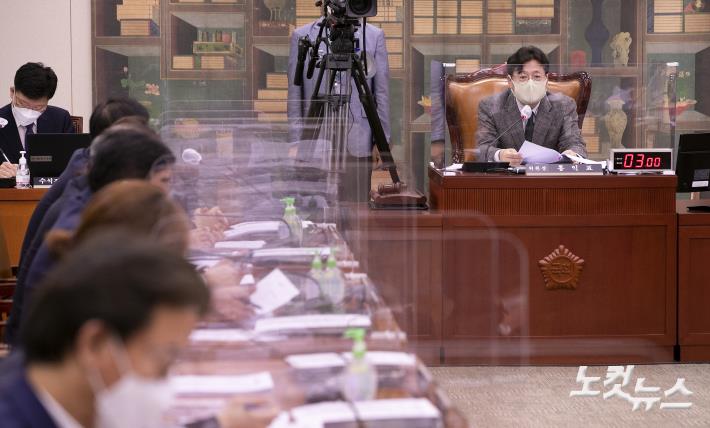 홍익표 국회 문화체육관광위원장이 25일 서울 여의도 국회에서 열린 문화체육관광위원회 전체회의에서 회의를 주재하고 있다