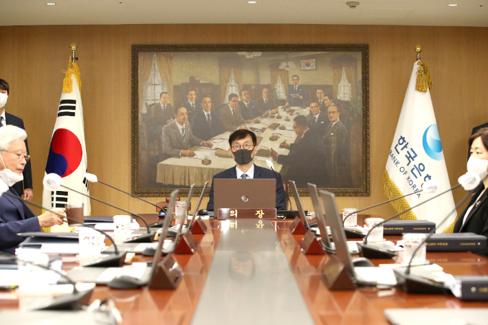 이창용 한국은행 총재가 25일 오전 서울 중구 한국은행에서 열린 금융통화위원회 본회의를 주재하고 있다. 한국은행 제공
