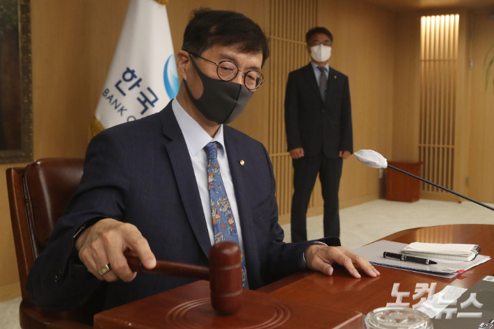 이창용 한국은행 총재가 25일 서울 중구 한국은행에서 열린 금융통화위원회 본회의를 주재하고 있다. 사진공동취재단