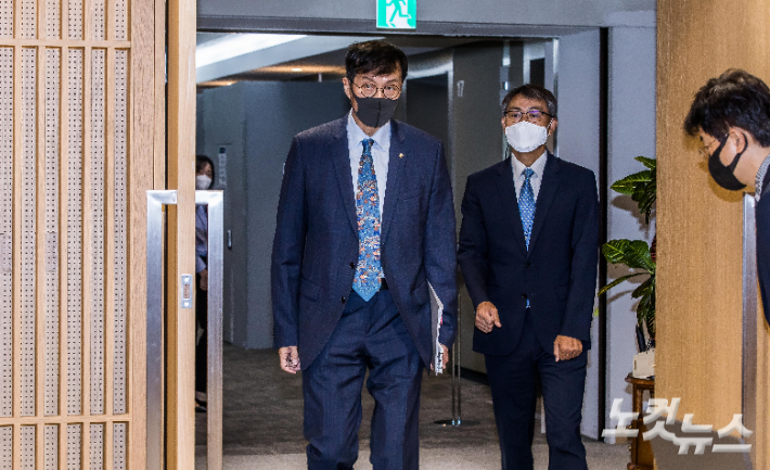 이창용 한국은행 총재가 25일 오전 서울 중구 한국은행에서 열린 금융통화위원회 정기회의를 주재하기 위해 입장하고 있다. 사진공동취재단