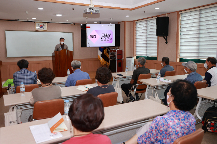 전춘성 진안군수가 25일 진안노인대학에서 특강을 하고 있다. 진안군 제공