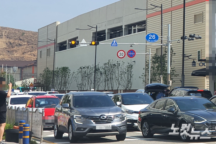 25일 김해 코스트코 주변 도로 상황. 이형탁 기자