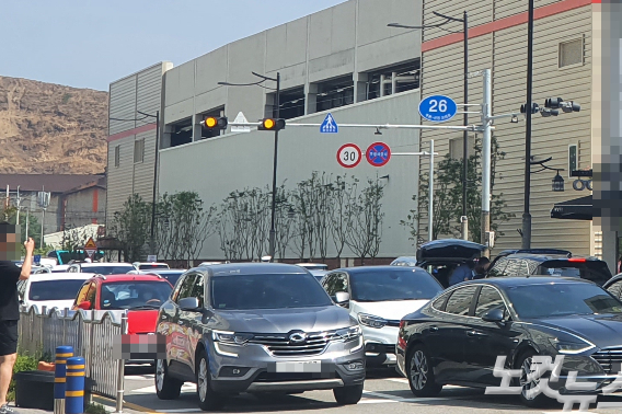 25일 김해 코스트코 주변 도로 상황. 이형탁 기자