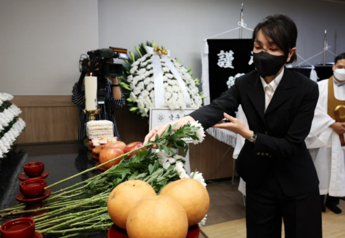 김건희 여사가 25일 오후 경기도 수원시 수원중앙병원 장례식장에 마련된 '수원 세 모녀' 빈소를 찾아 조문하고 있다. 연합뉴스