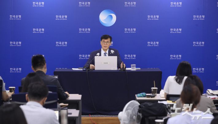 이창용 한국은행 총재가 25일 오전 서울 중구 한국은행에서 열린 기자간담회에서 기준금리 인상 등을 설명하고 있다. 한은 금융통화위원회는 이날 기준금리를 연 2.25%에서 2.5%로 0.25%포인트 인상했다. 사진공동취재단