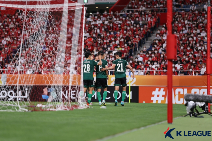 1 대 1 동점골을 넣고 기뻐하는 전북 현대 선수들. 한국프로축구연맹