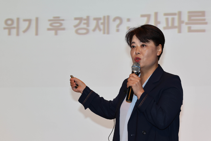 윤희숙 국민의힘 의원 연찬회 경제특강     (천안=연합뉴스) 백승렬 기자 = 윤희숙 전 KDI 교수가 25일 충남 천안시 재능교육연수원에서 열린 국민의힘 '2022 국회의원 연찬회'에서 경제특강을 하고 있다. 2022.8.25     srbaek@yna.co.kr (끝)   연합뉴스