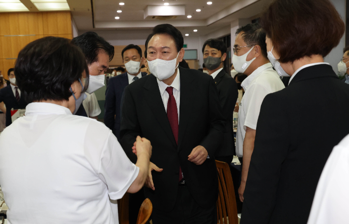 의원들과 인사하는 윤석열 대통령     (천안=연합뉴스) 백승렬 기자 = 윤석열 대통령이 25일 충남 천안시 재능교육연수원에서 열린 '2022 국회의원 연찬회 만찬'에 참석하며 의원들과 인사하고 있다. 2022.8.25     srbaek@yna.co.kr (끝)   연합뉴스