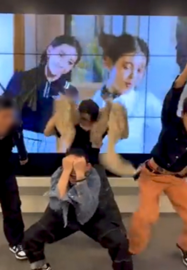 댄스 크루 YGX 멤버 박현세를 포함한 남성 댄서들이 올린 그룹 뉴진스 안무 커버 영상. 맨 오른쪽이 박현세. SNS 캡처
