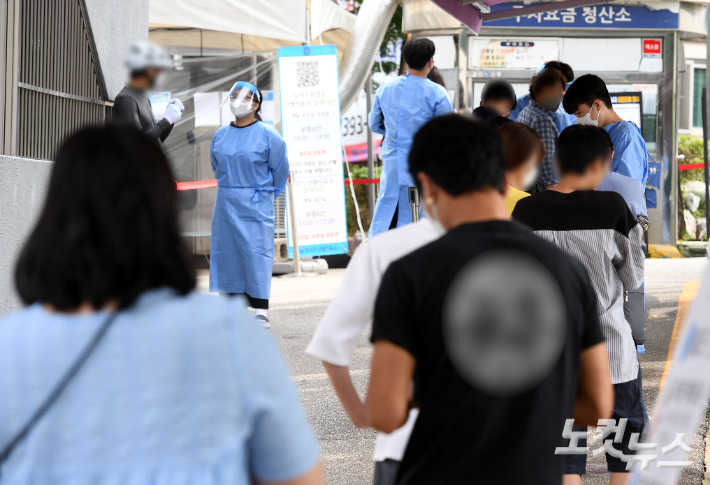 코로나19 신규 확진자가 4만명 감소해 13만명대 후반으로 떨어졌다. 하지만 사망자는 83명으로 급증하면서 112일 만에 최다를 기록했다. 중앙방역대책본부는 19일 0시 기준으로 신규 확진자가 13만 8812명 발생했다고 밝혔다. 사진은 이날 서울 강서구보건소 선별진료소 모습. 황진환 기자