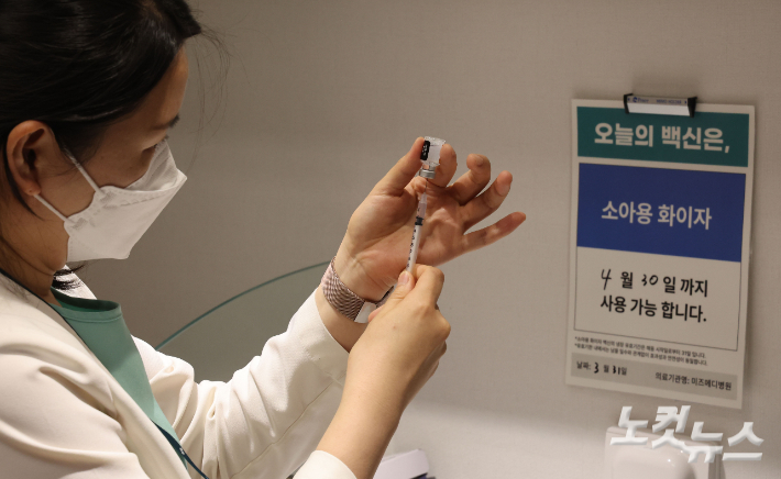 만 5~11세 소아·아동에 대한 화이자 코로나19 백신 접종이 시작된 31일 오전 서울 강서구 미즈메디병원 소아청소년과에서 의료진이 백신을 준비하고 있다. 사진공동취재단
