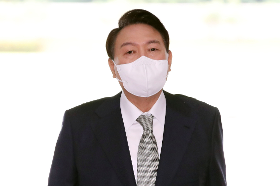 윤석열 대통령이 23일 오전 서울 용산 대통령실 청사로 출근하고 있다. 연합뉴스