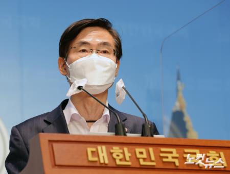 조경태 국민의힘 의원이 28일 서울 여의도 국회 소통관에서 권성동 원내대표의 사퇴와 현 지도부의 대승적 결단을 촉구하는 기자회견을 하고 있다.