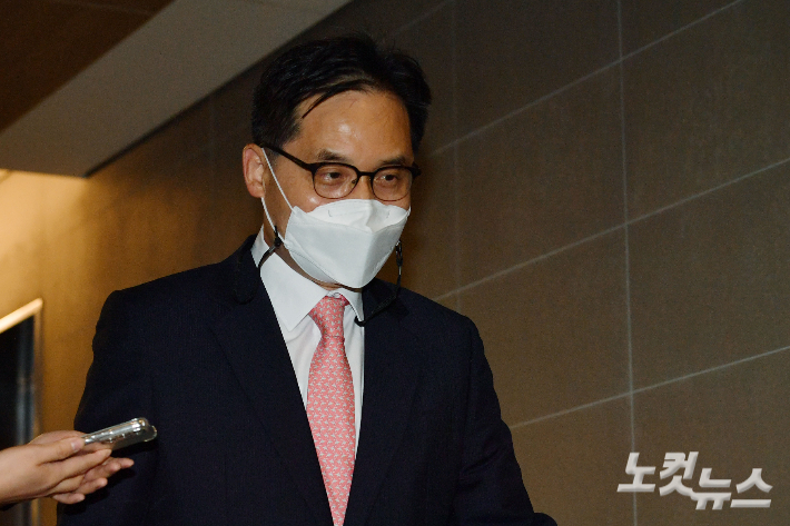 한기정 공정거래위원장 후보자가 22일 오전 서울 중구 공정거래조정원에 마련된 인사청문회 준비 사무실로 출근하고 있다. 류영주 기자