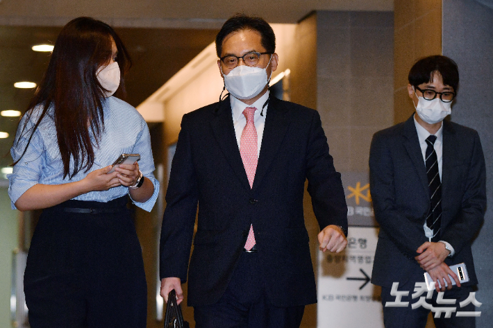 한기정 공정거래위원장 후보자가 22일 오전 서울 중구 공정거래조정원에 마련된 인사청문회 준비 사무실로 출근하고 있다. 류영주 기자