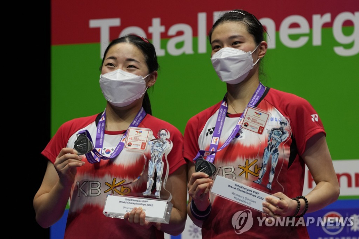 한국 배드민턴 여자 복식 공희용(왼쪽)-김소영이 '2022 세계개인선수권대회'에서 은메달을 목에 걸고 포즈를 취하고 있다. AP=연합뉴스